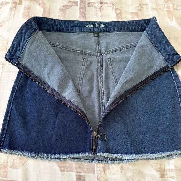 Wild Fable 2 Toned full zip Denim Mini Skirt Raw Frayed Hem Size 8 - Picture 5 of 8